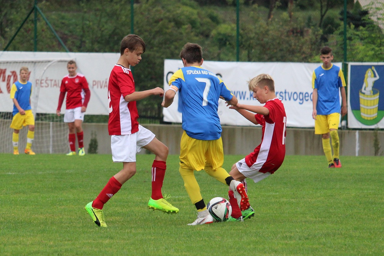 足球比賽首發(fā)，策略、期待與緊張氛圍的交融時(shí)刻