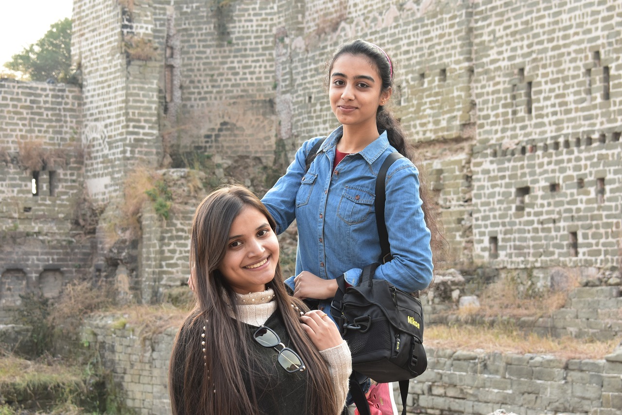 女人何苦為難女人，揭示復雜人際關(guān)系的電視劇，展現(xiàn)女性生存挑戰(zhàn)與掙扎。