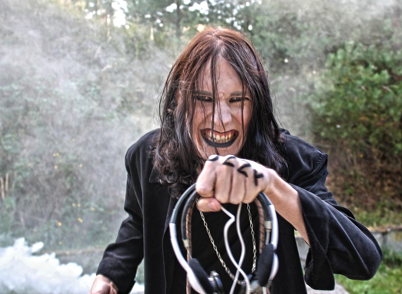 揭秘女明星吸煙背后的故事，誰(shuí)在背后點(diǎn)燃那一支煙？