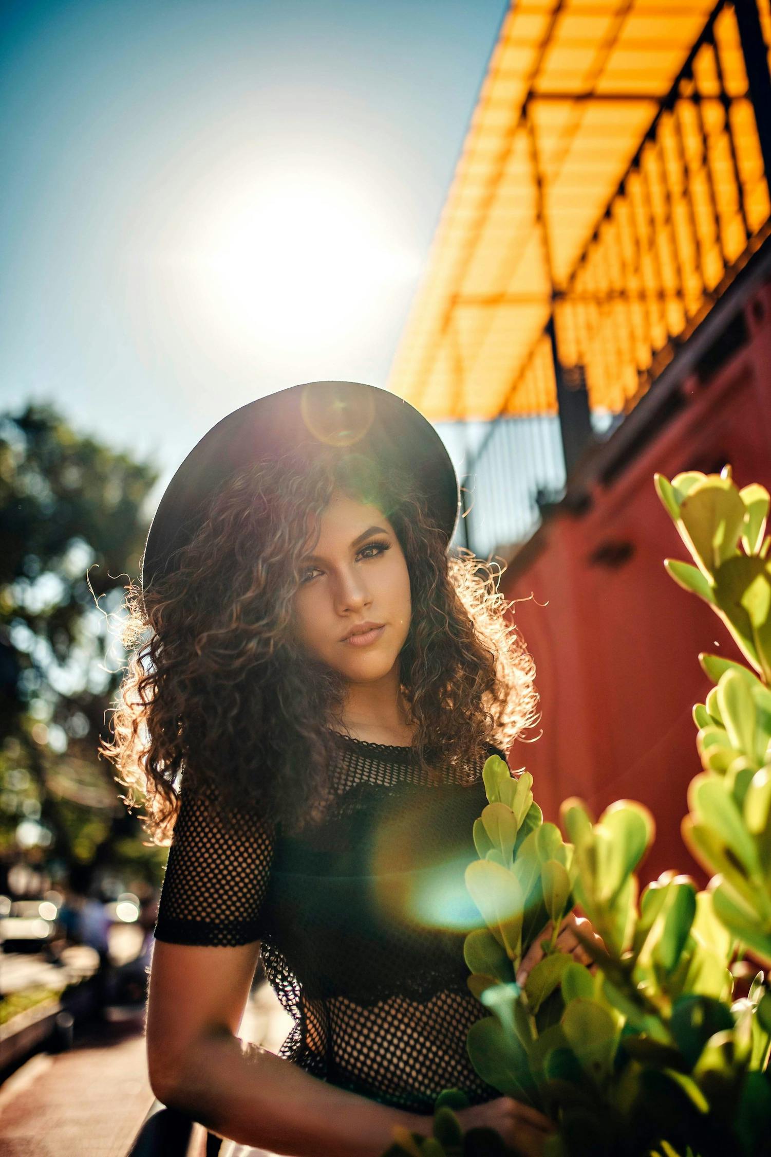 高跟鞋與健美夢想的碰撞，女模特在健美比賽中扔高跟鞋砸評委的意外事件