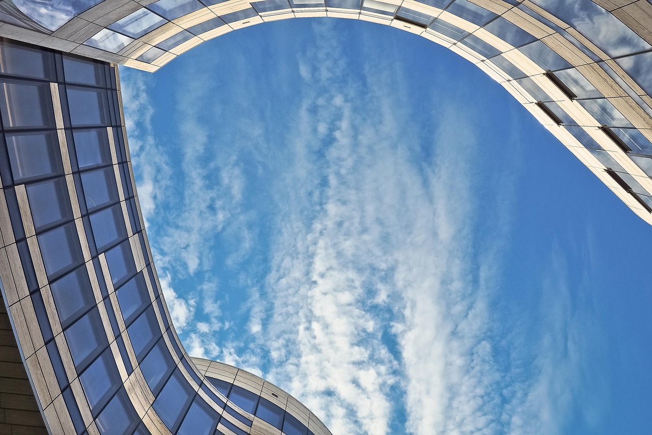 企業(yè)成長(zhǎng)的必經(jīng)之路與全球舞臺(tái)展現(xiàn)窗口，上市之路探索