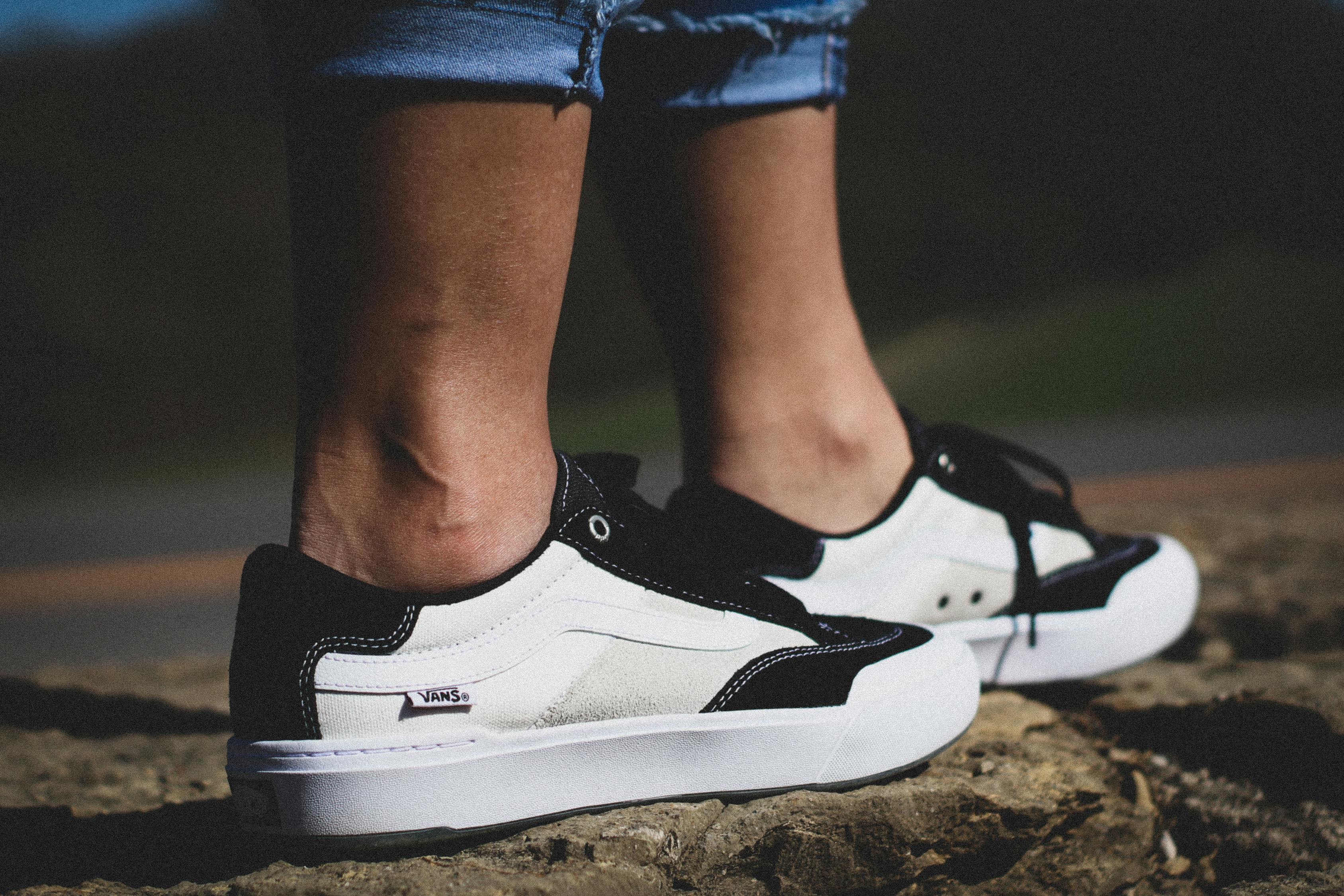 安踏新款設(shè)計創(chuàng)新跑步鞋，引領(lǐng)潮流助力奔跑