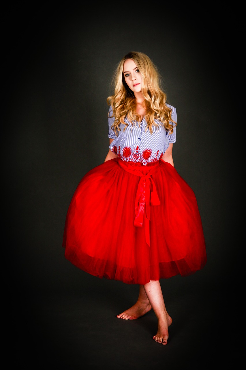 夏日廣場舞新風潮，新款裙裝展現(xiàn)魅力與時尚