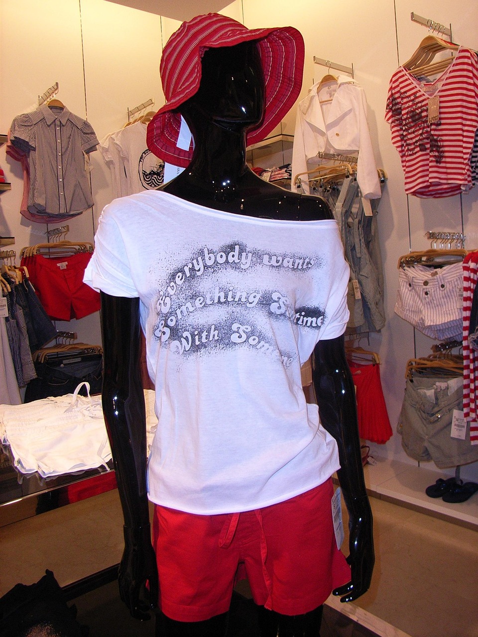 吉丘古兒新款服飾系列，時尚與經(jīng)典的完美融合