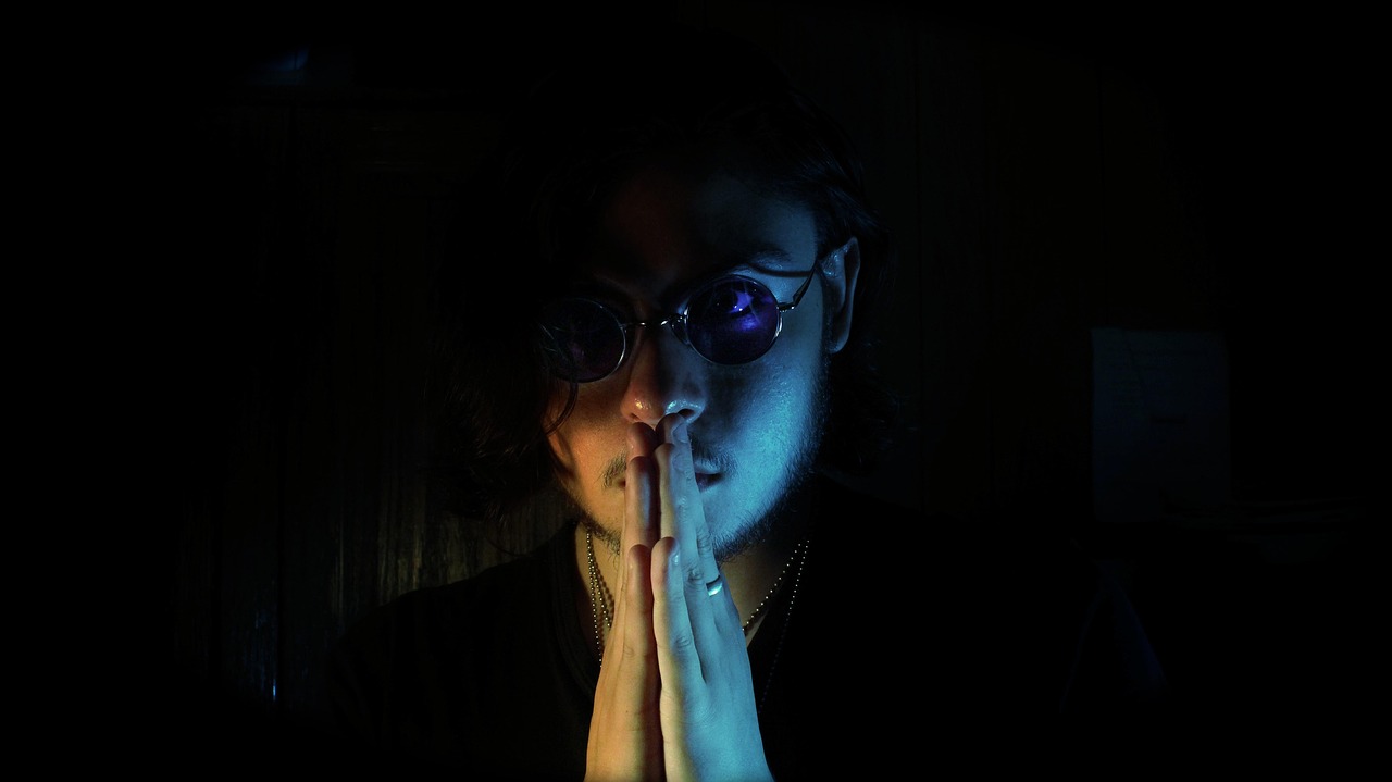 電影性火坑中的乳燕，深度解讀與反思