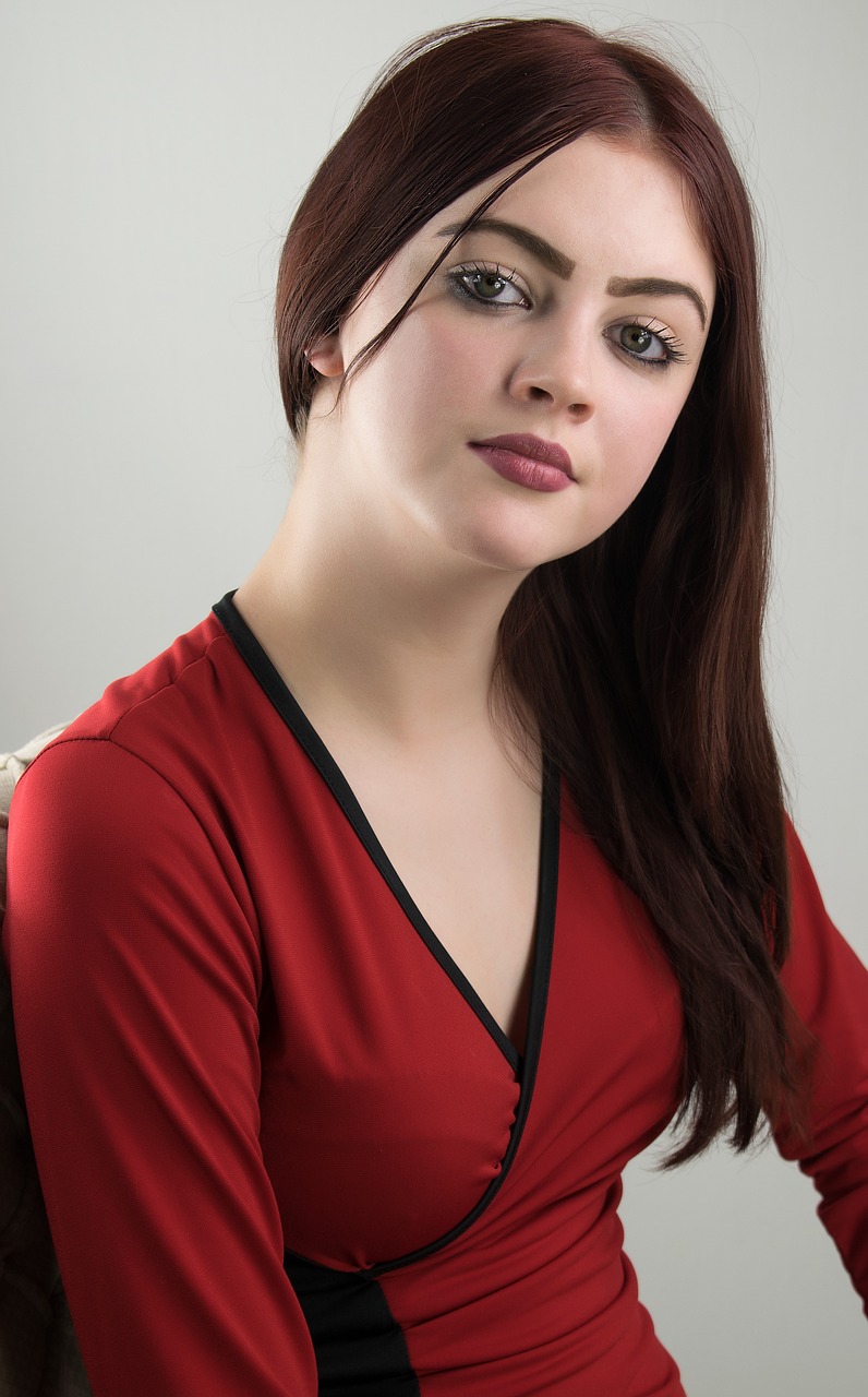 黑白頭像動(dòng)漫女生，冷酷之美的獨(dú)特魅力