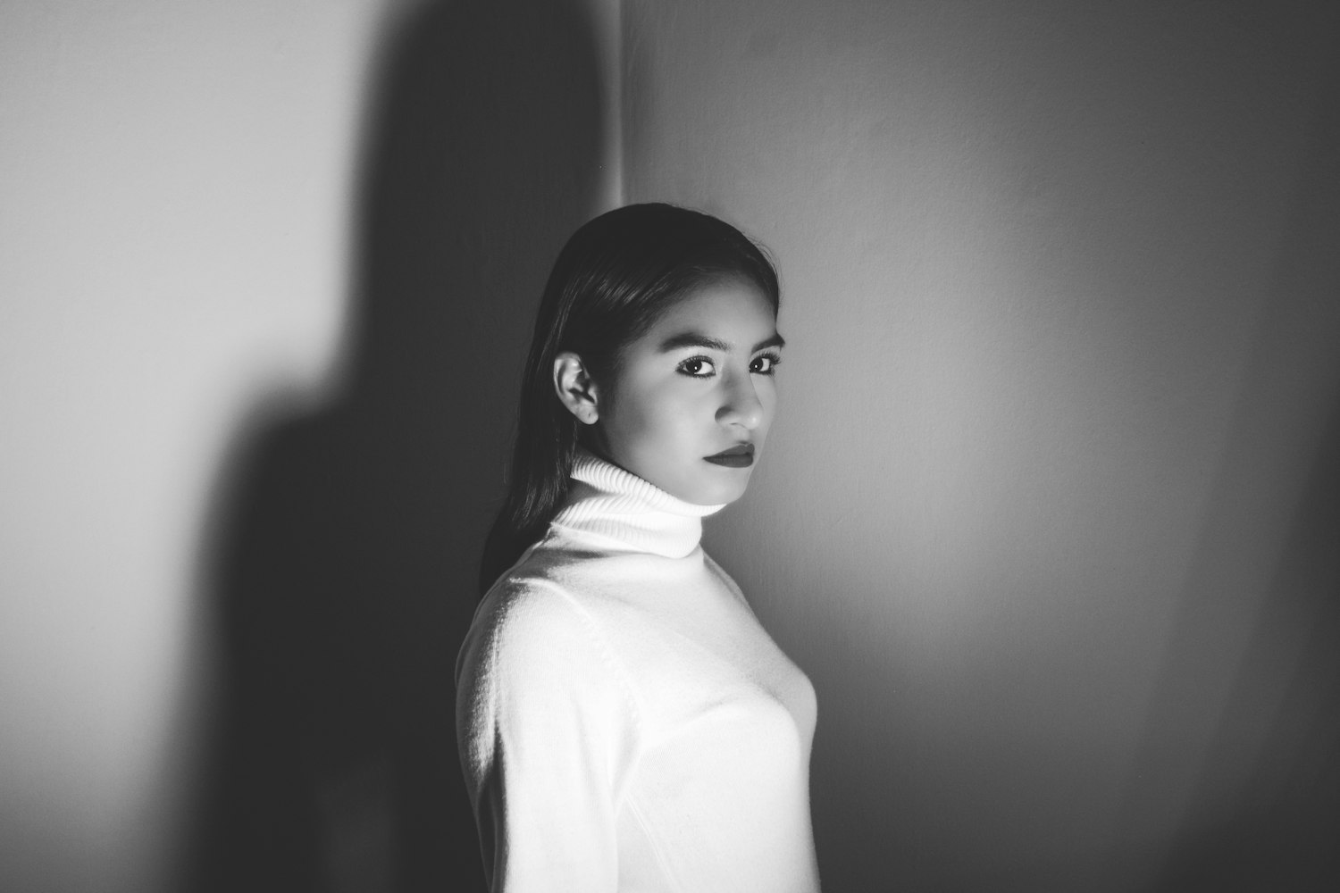 毛曉彤最新造型，時(shí)尚魅力與個(gè)性的完美融合亮相驚艷眾人！