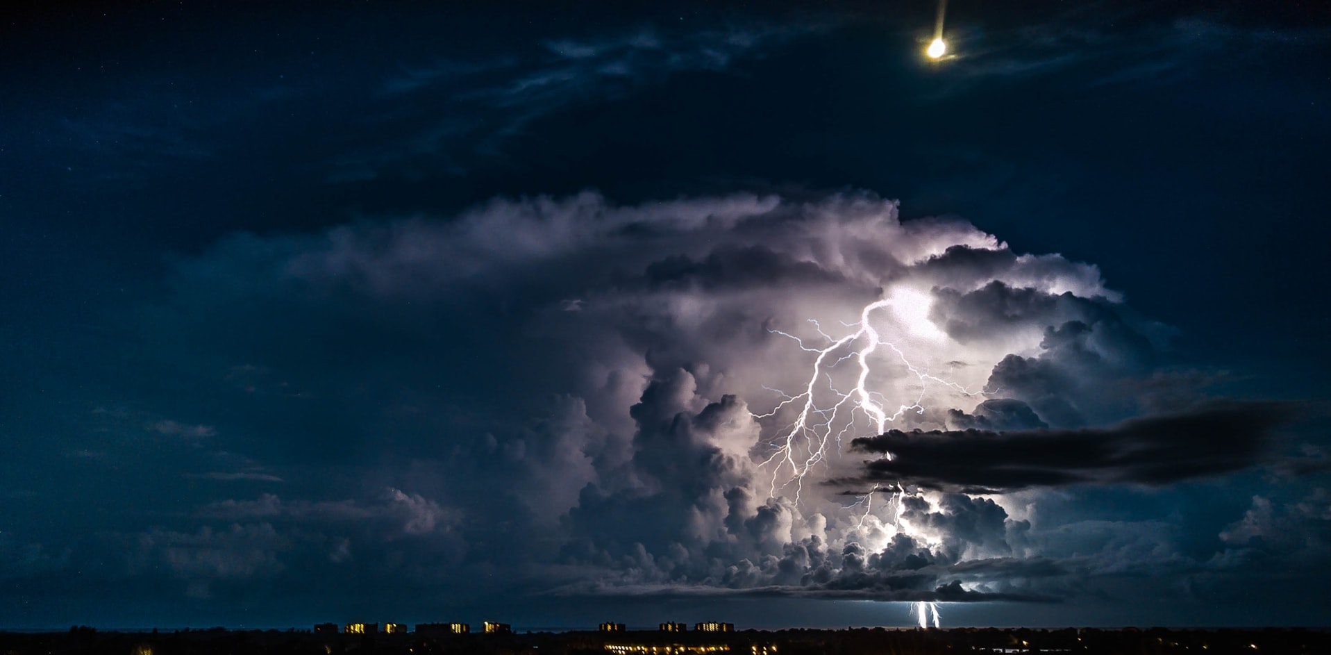 最新龍卷風(fēng)圖片，展現(xiàn)自然之力的震撼與美麗